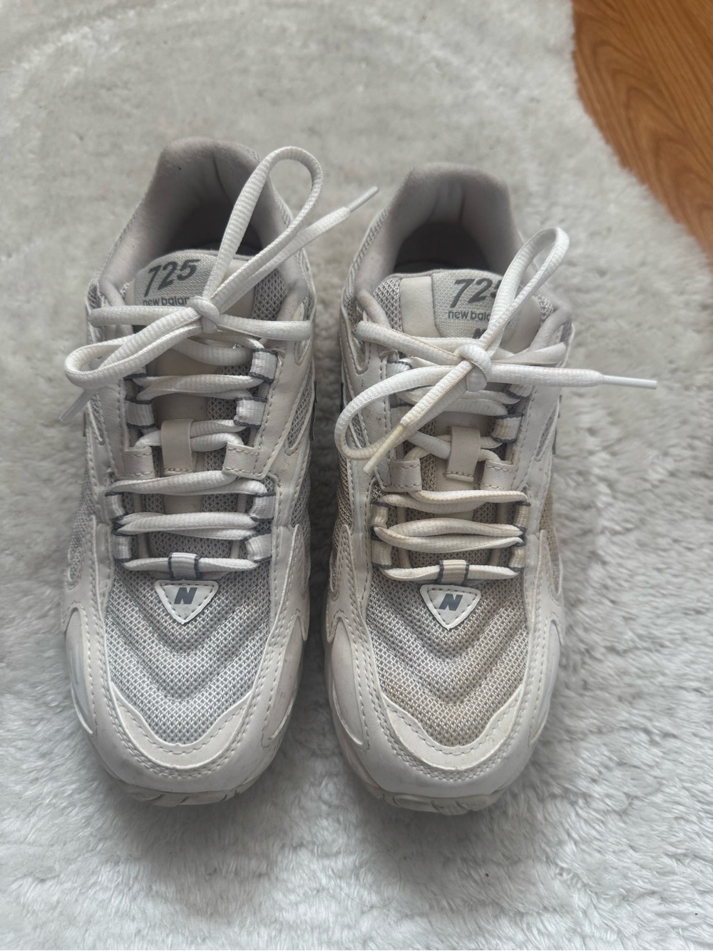 New Balance Sneakers in Light Gray and White 5 mens 6 1/2 in women’s
